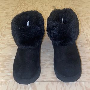 Brand new Black toddler boots with faux fur lining. Size 8. EUR 25.